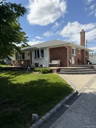 $675,000 | 555 Parker Avenue, Levittown, NY 11756