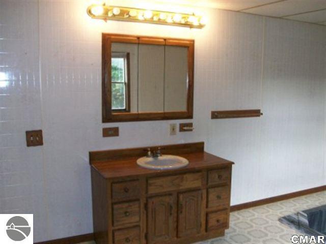 11700 East Colby Road Crystal, MI 48818 - Photo 15 of 15 1768343-14.JPG