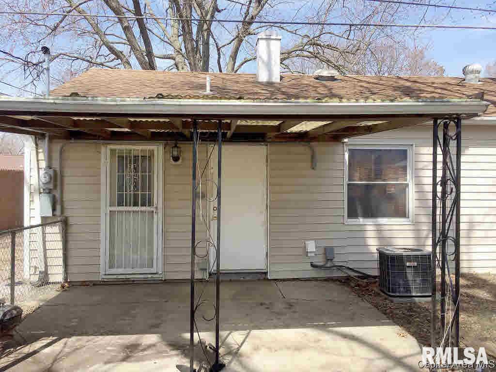 2406 East Wilshire Road Springfield, IL 62703 - Photo 3 of 22