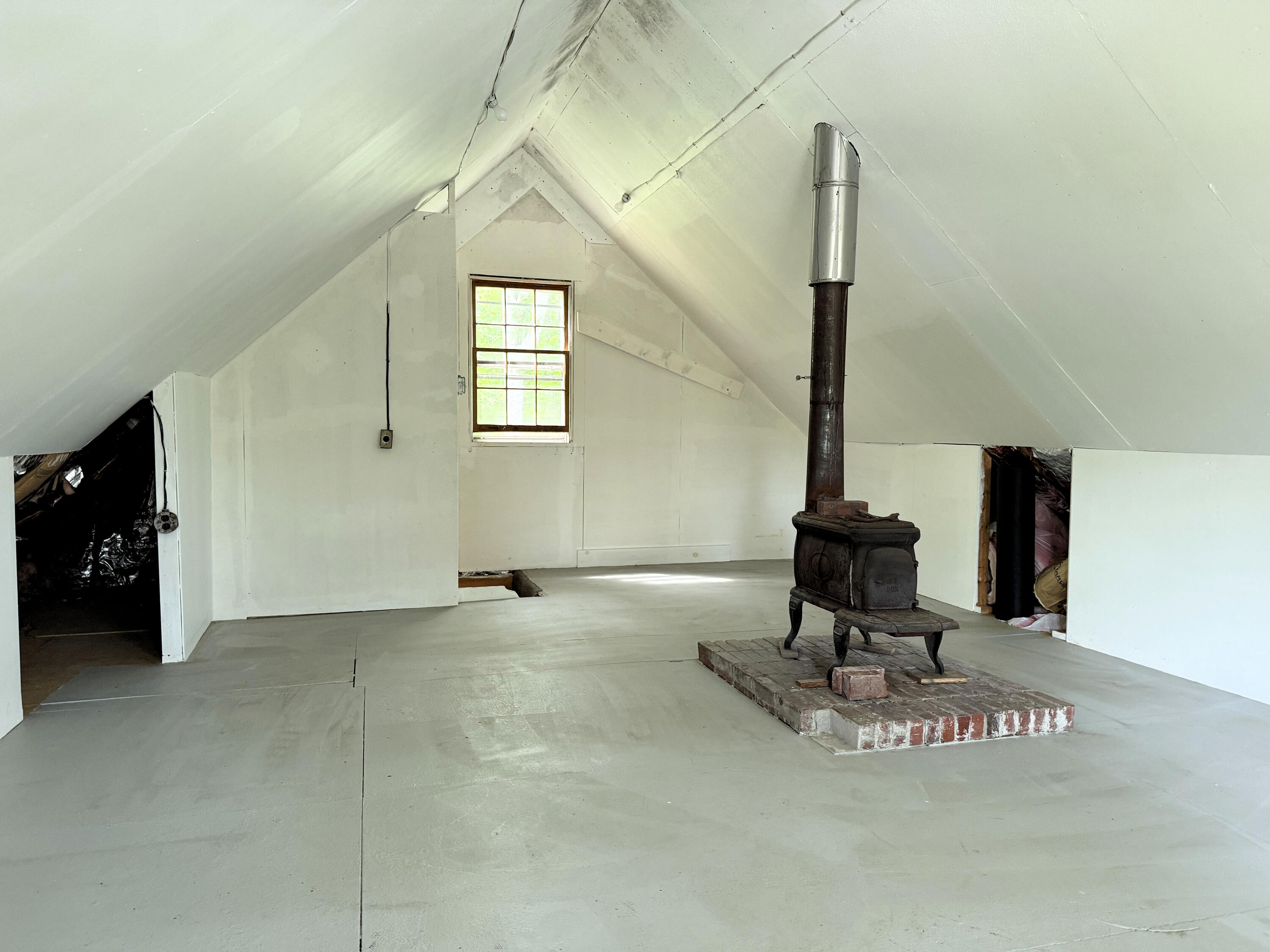 190 Belfast Road Camden, ME 04843 - Photo 19 of 32 Finished room over garage