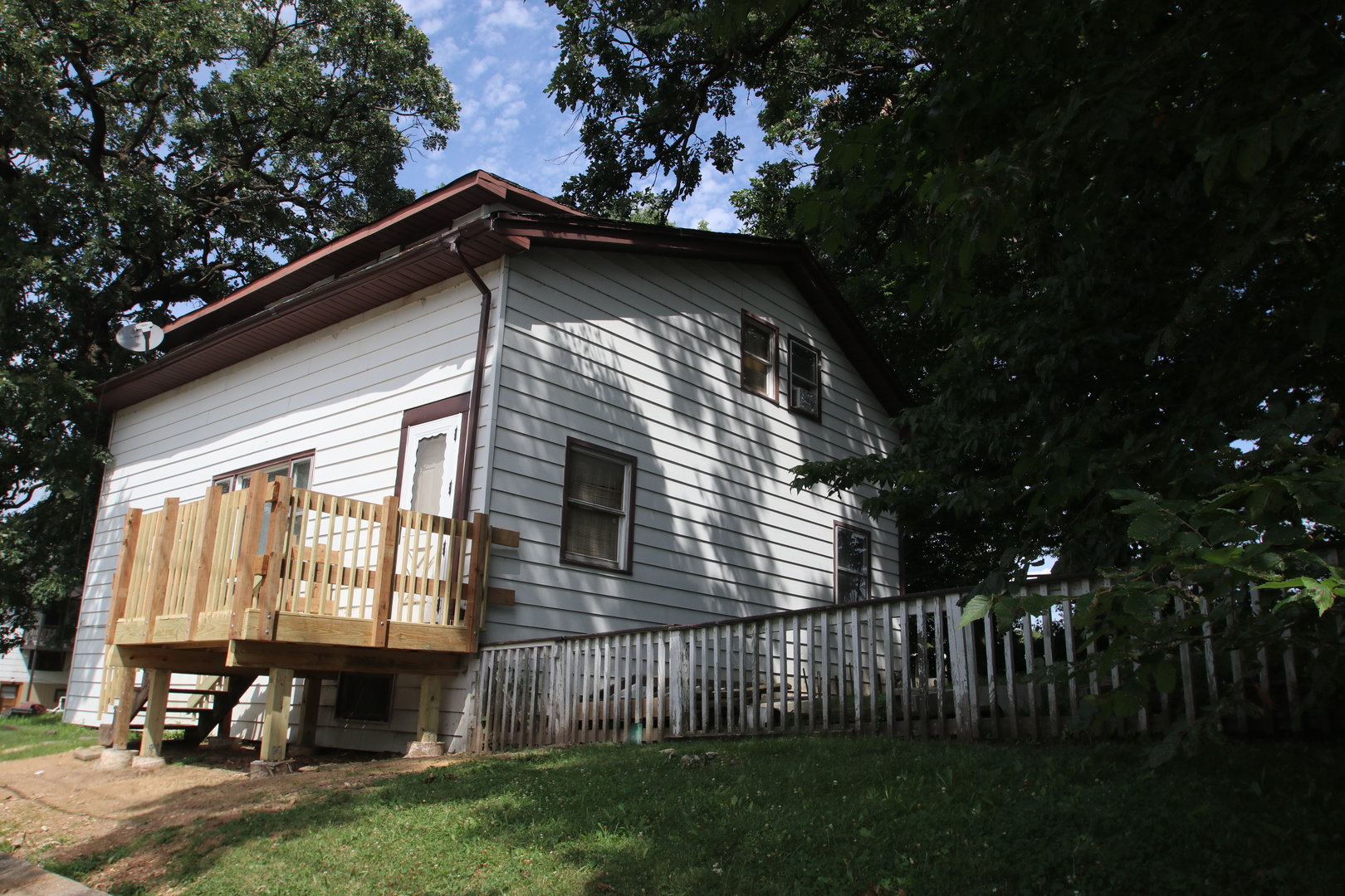 47 North Pistakee Lake Road Fox Lake, IL 60020 - Photo 2 of 15 a front view of a house with a garden
