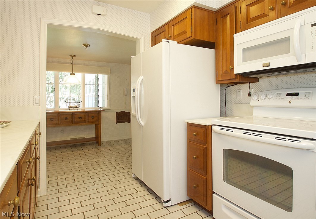 442 Riverview Road Gates Mills, OH 44040 - Photo 18 of 29 The eat-in kitchen has Corian counters and newer appliances.