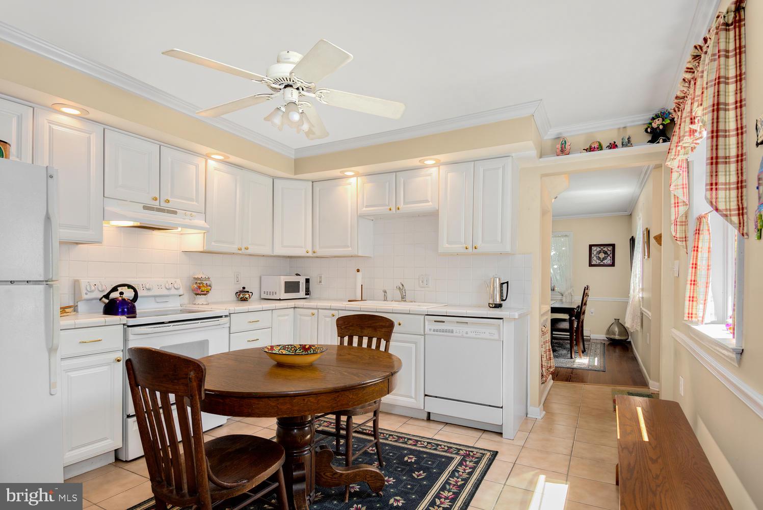 25 Fingerboard Schoolhouse Road Earleville, MD 21919 - Photo 13 of 38 Kitchen w/2 access ways to dining & family rooms