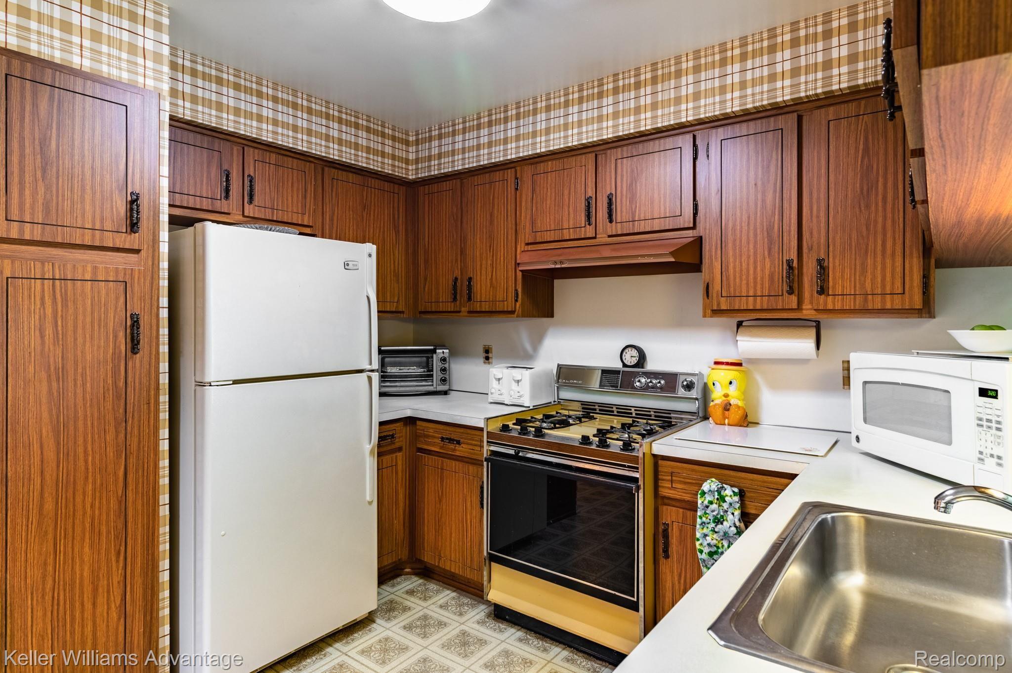 15603 Levan Road Livonia, MI 48154 - Photo 22 of 35 IMG_9107-HDR.JPG