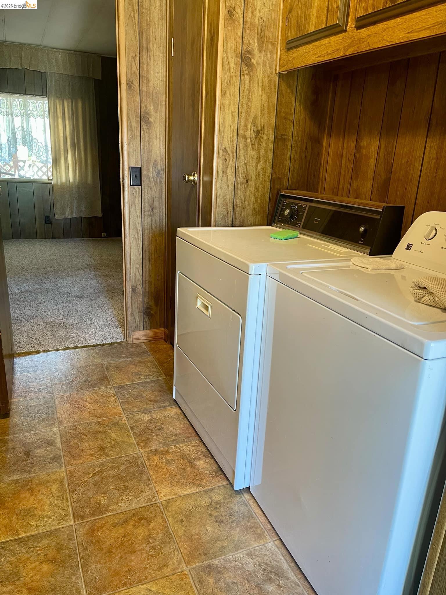 19361 Cherokee Road Tuolumne, CA 95379 - Photo 17 of 41 a utility room with dryer and washer