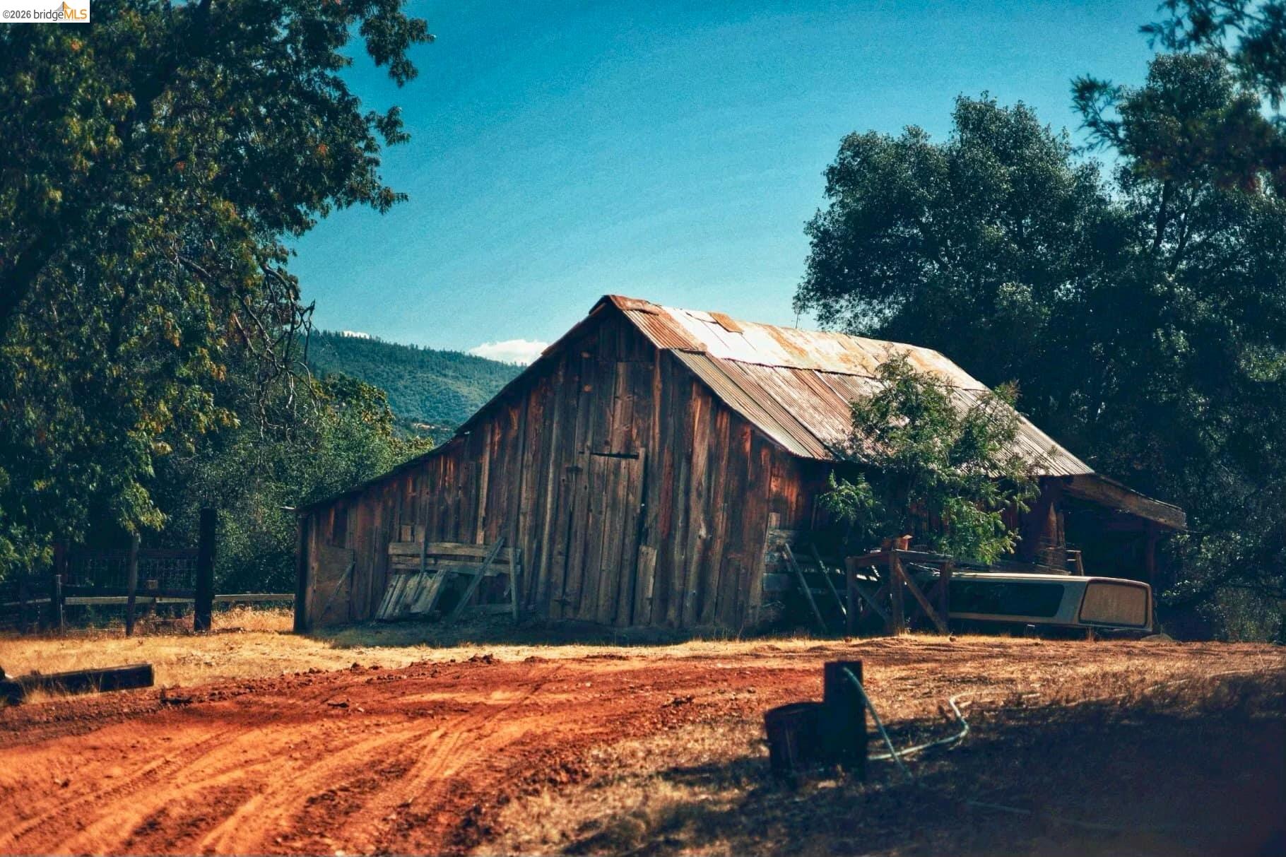 19361 Cherokee Road Tuolumne, CA 95379 - Photo 2 of 41 a backyard of a house