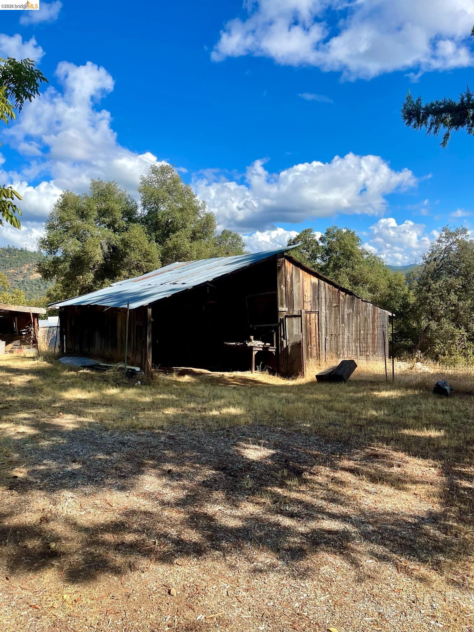 19361 Cherokee Road Tuolumne, CA 95379 - Photo 29 of 41 a view of a big yard with a house