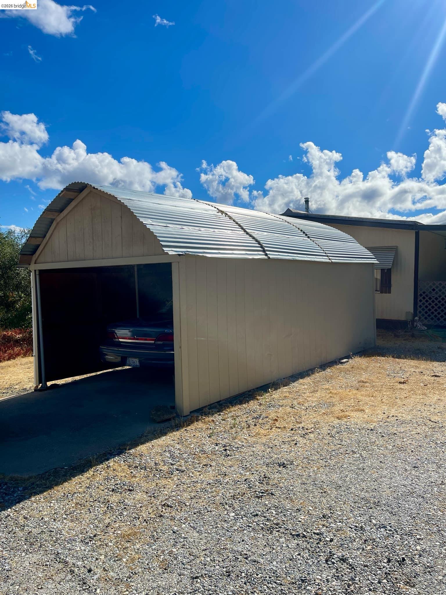 19361 Cherokee Road Tuolumne, CA 95379 - Photo 33 of 41 a bedroom with a bed and a dresser