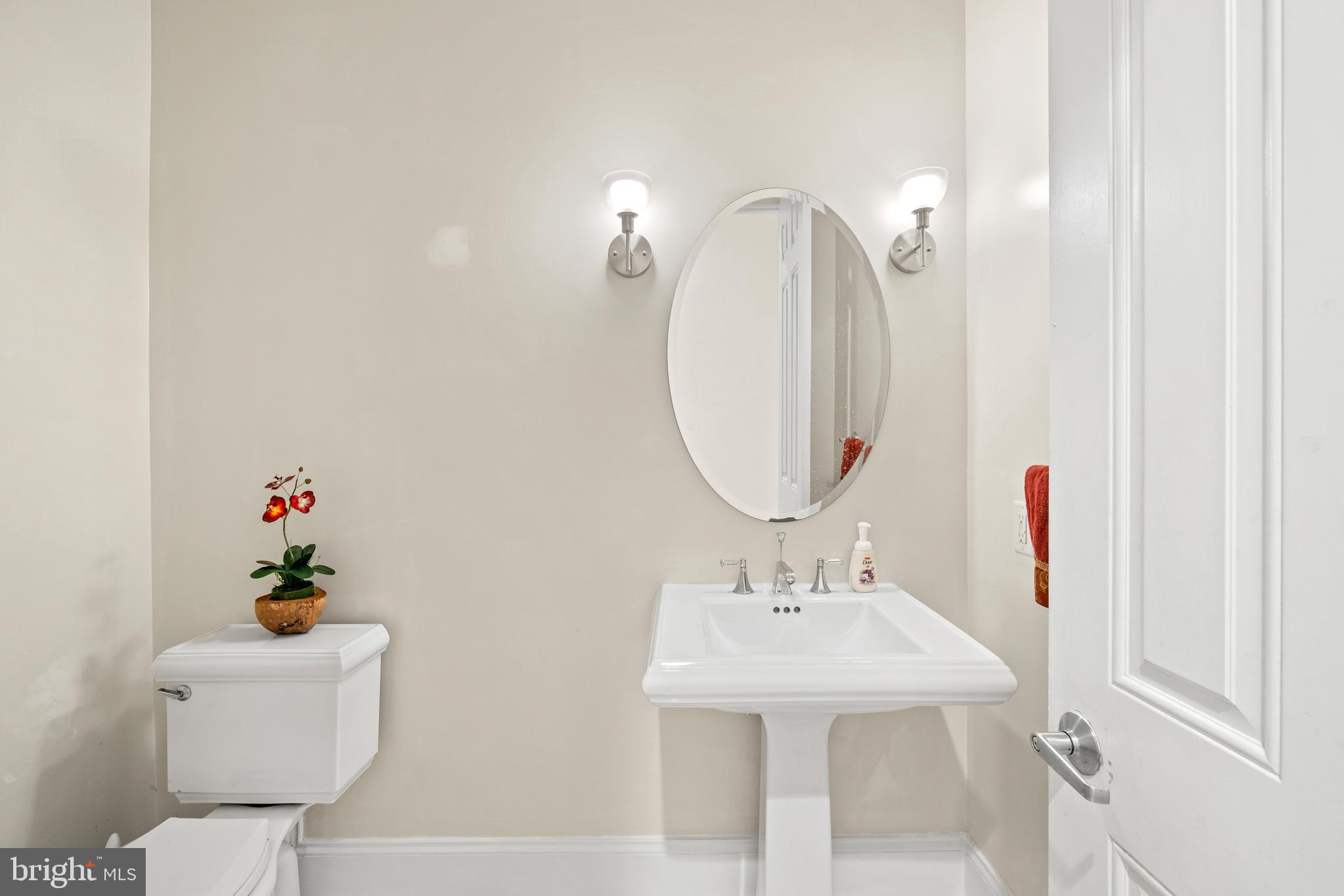 8104 Maya Court Vienna, VA 22182 - Photo 19 of 48 Powder room