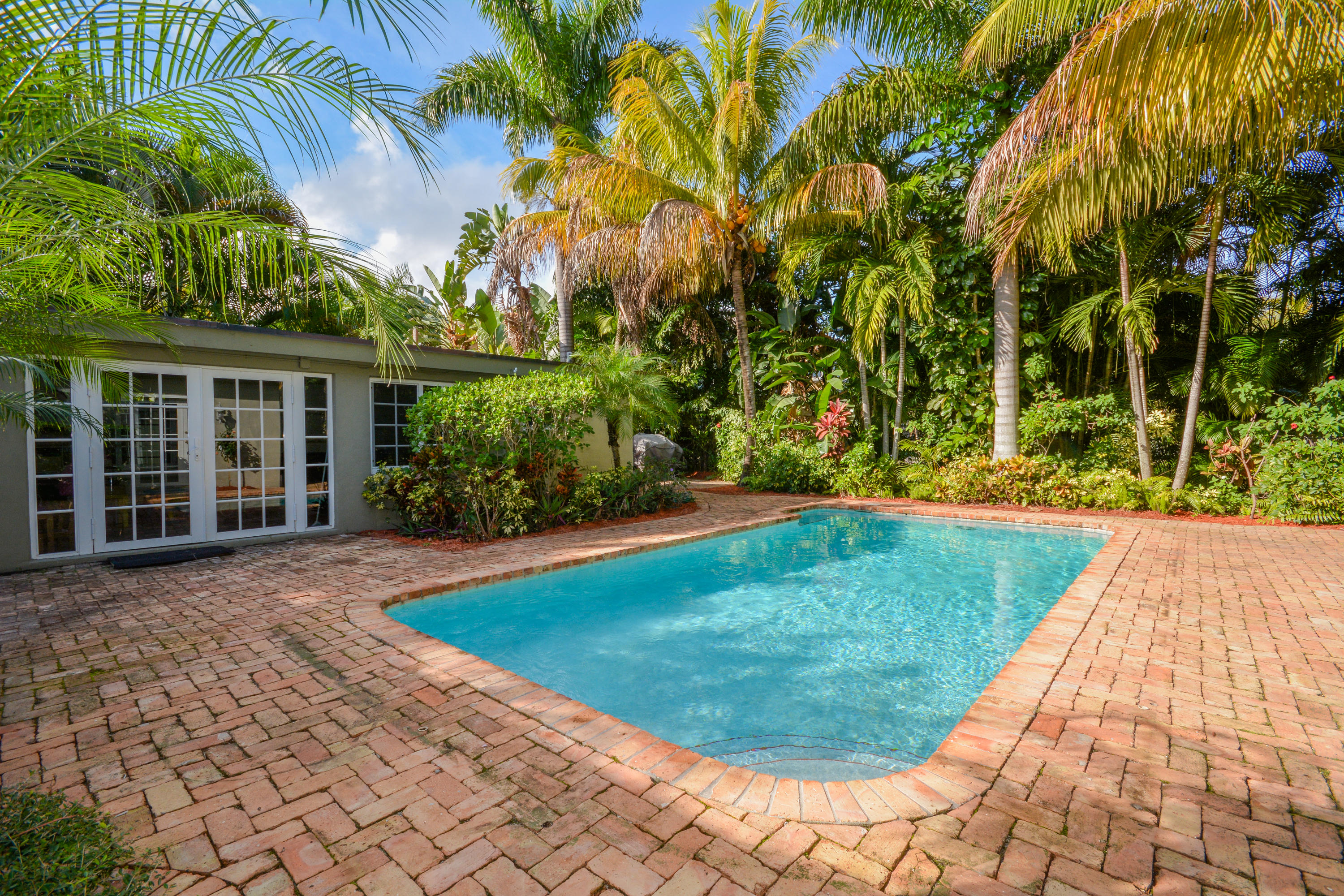 225 Northeast 4th Street Boca Raton, FL 33432 - Photo 1 of 22 Tropical Pool Area