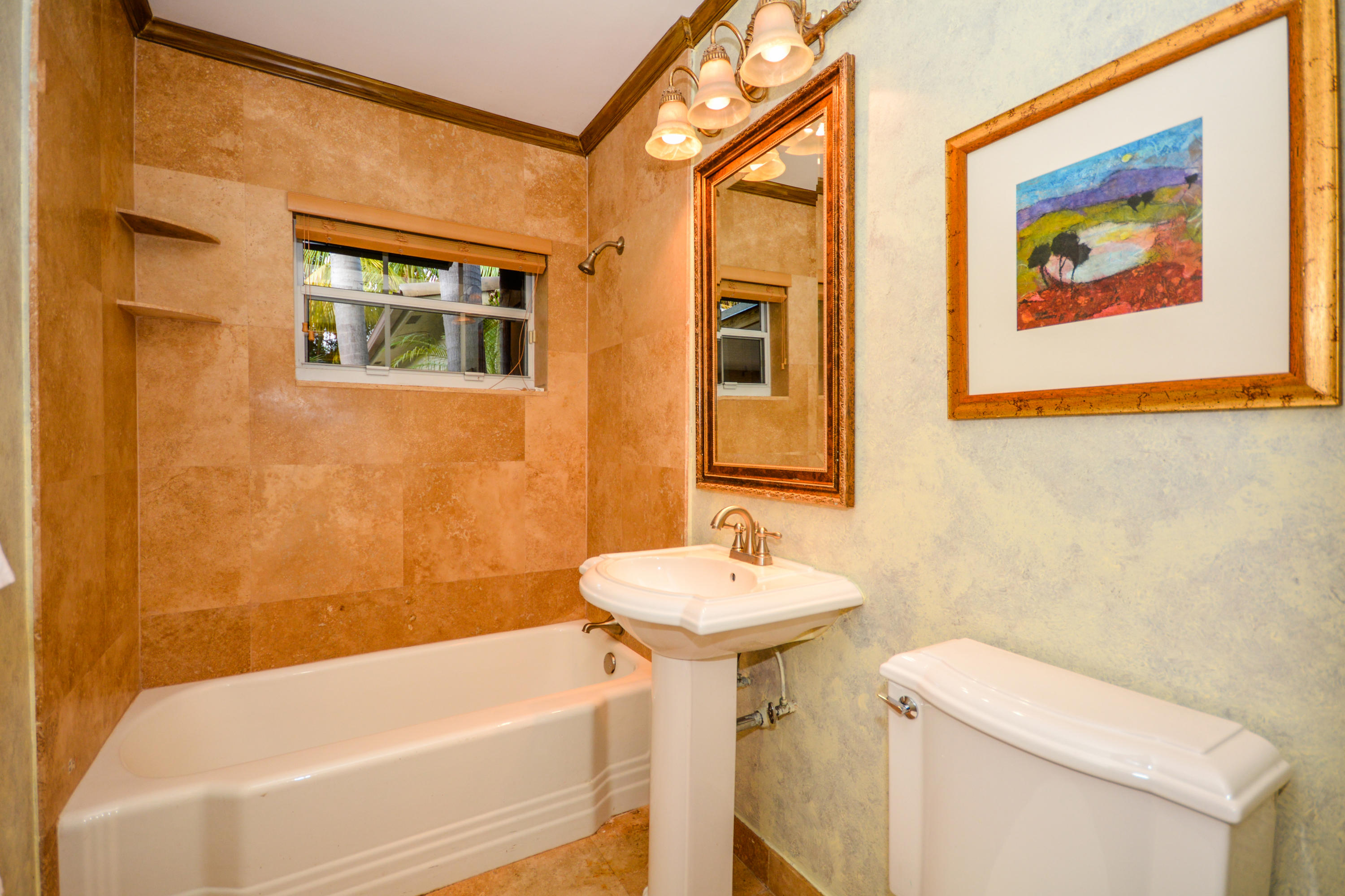 225 Northeast 4th Street Boca Raton, FL 33432 - Photo 20 of 22 Bath 2 (Tub)