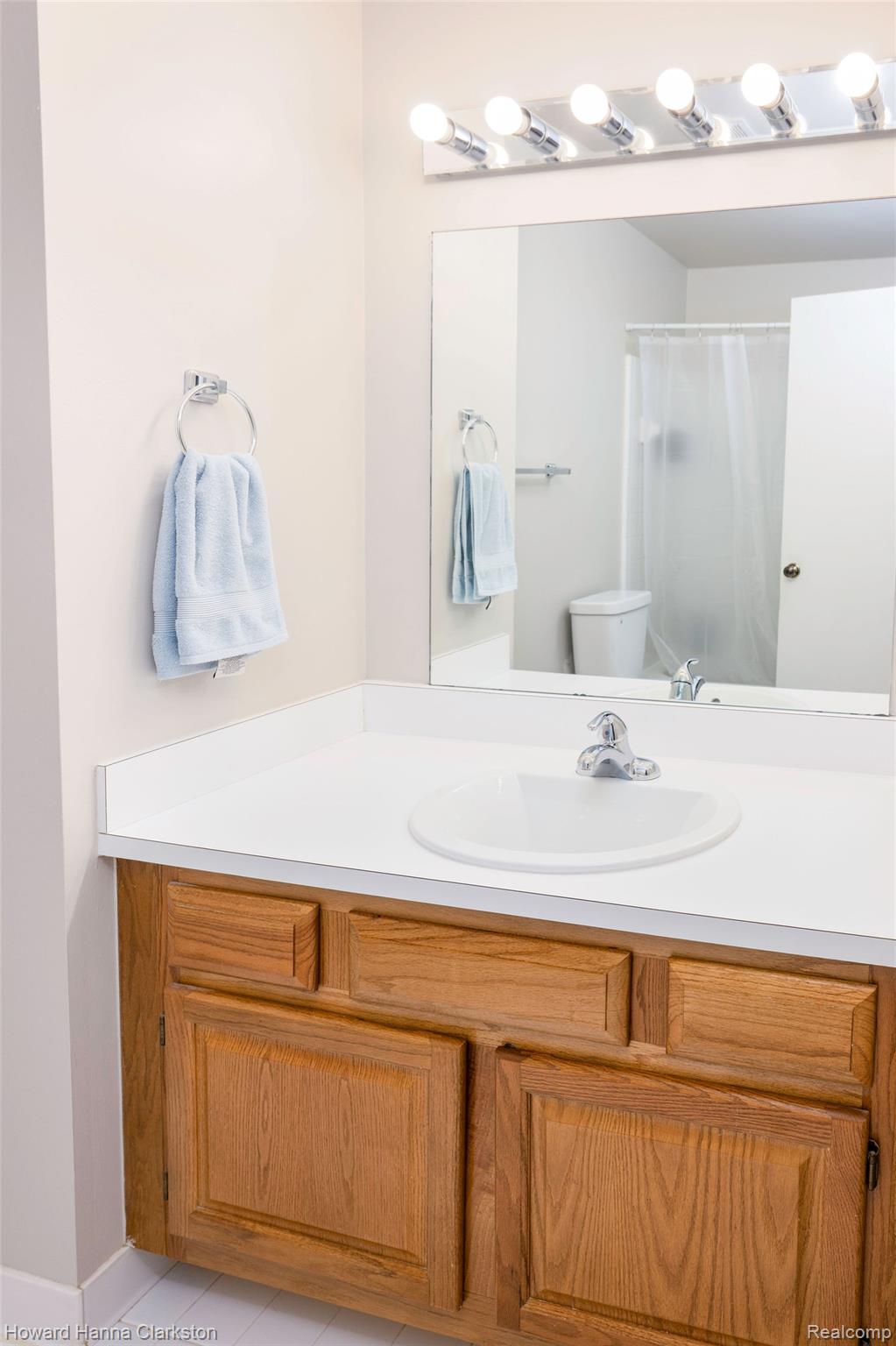 3145 Hidden Ridge Drive Waterford, MI 48328 - Photo 11 of 26 Main bath next to bedrooms.