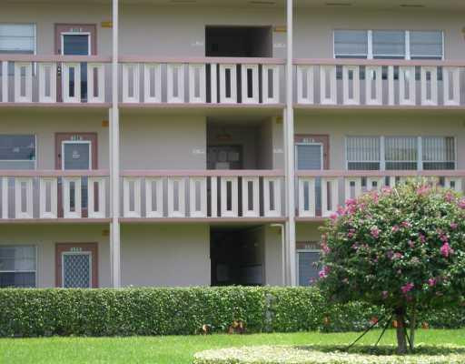 202 Mansfield East, Unit E Boca Raton, FL 33434 - Photo 14 of 16 Exterior Front