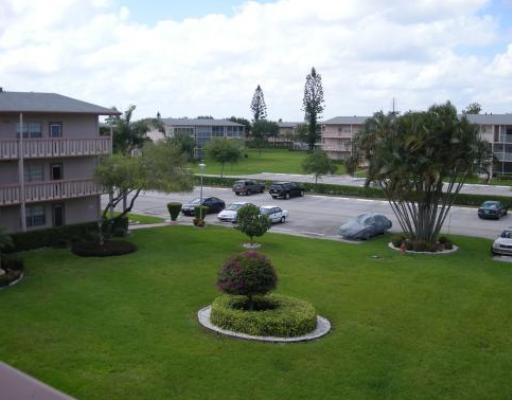 202 Mansfield East, Unit E Boca Raton, FL 33434 - Photo 15 of 16 Exterior Front