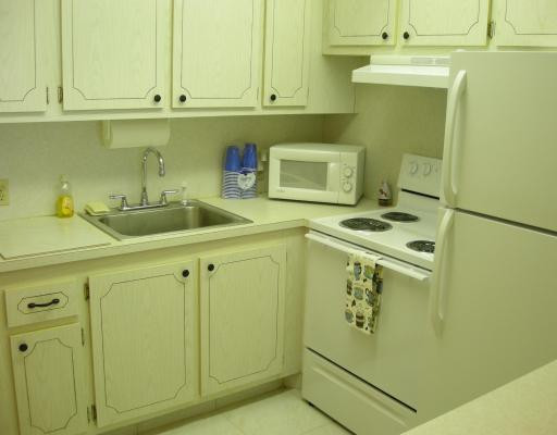 202 Mansfield East, Unit E Boca Raton, FL 33434 - Photo 3 of 16 Kitchen