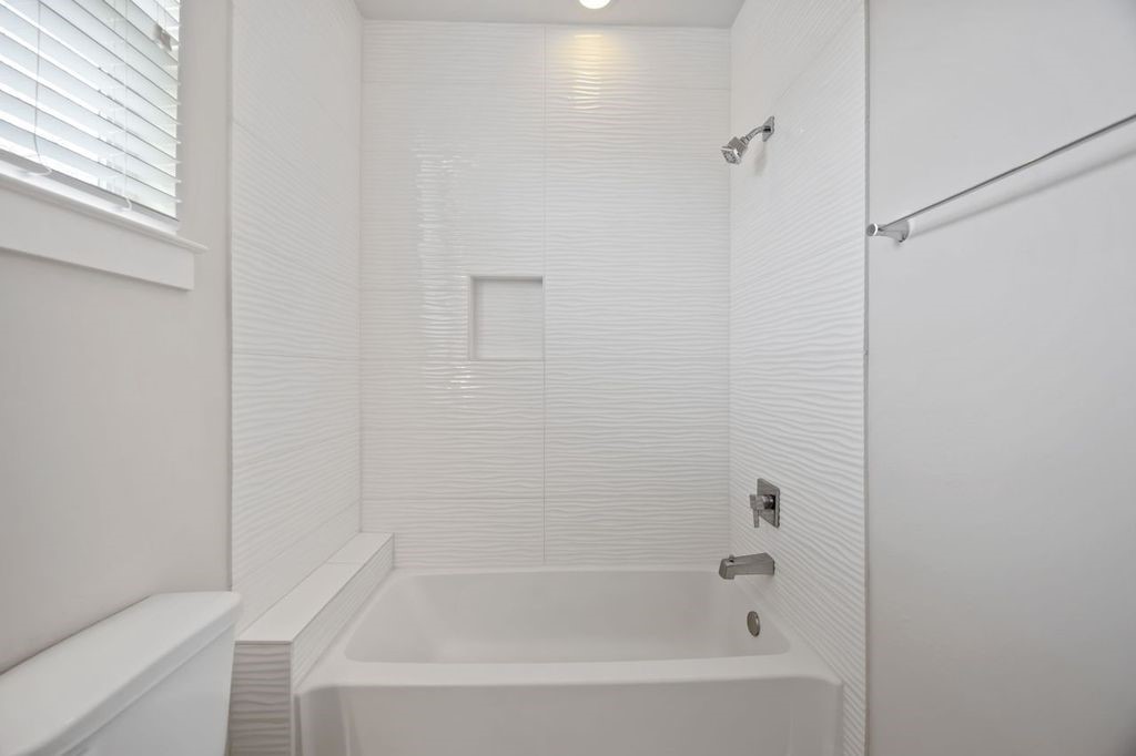 2314 Gagne Street Houston, TX 77020 - Photo 21 of 28 a bathroom with a bathtub
