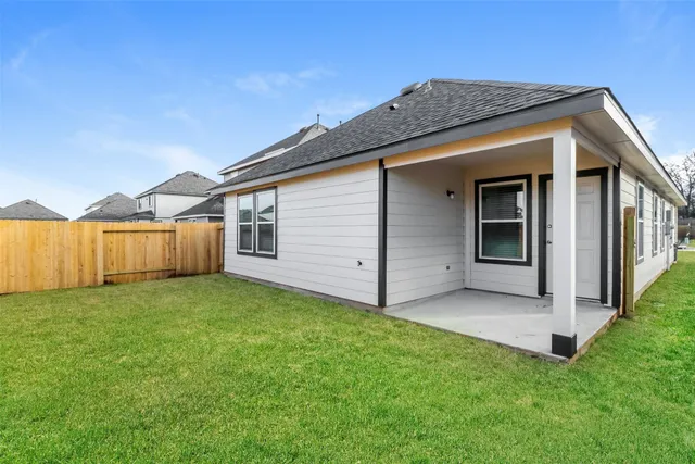 a view of a house with backyard and porch