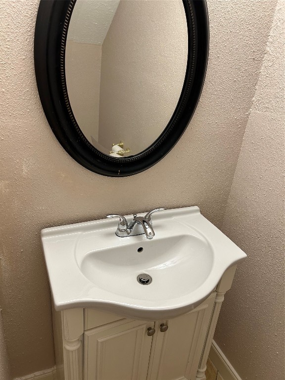20333 Fieldtree Drive Humble, TX 77338 - Photo 8 of 23 a bathroom with a sink and a mirror