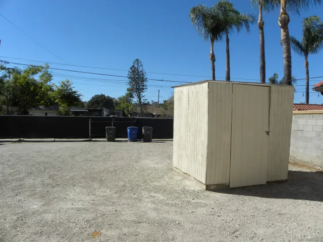 a view of a house with backyard and a tub