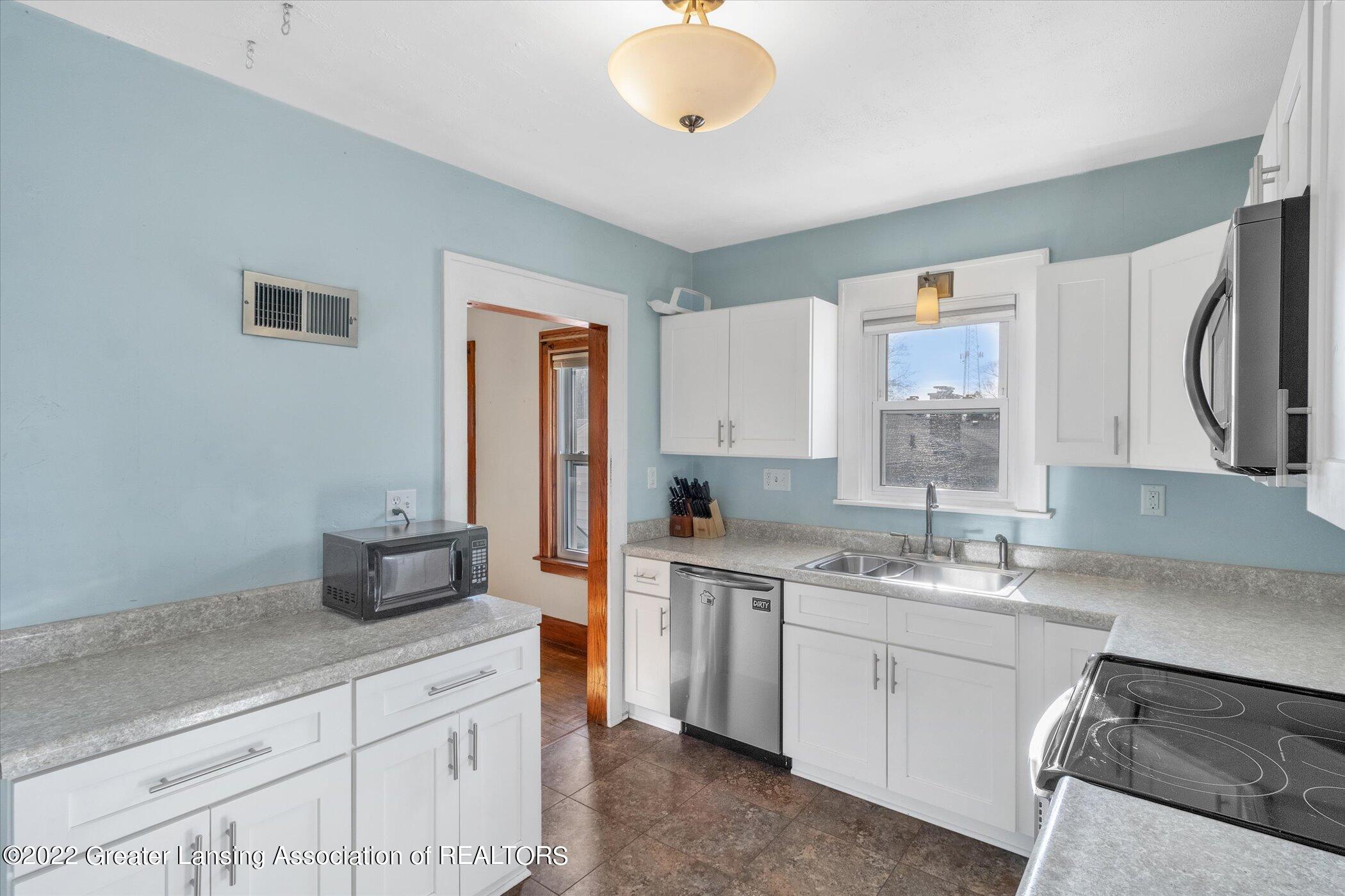 532 West Holmes Road Lansing, MI 48910 - Photo 22 of 64 kitchen