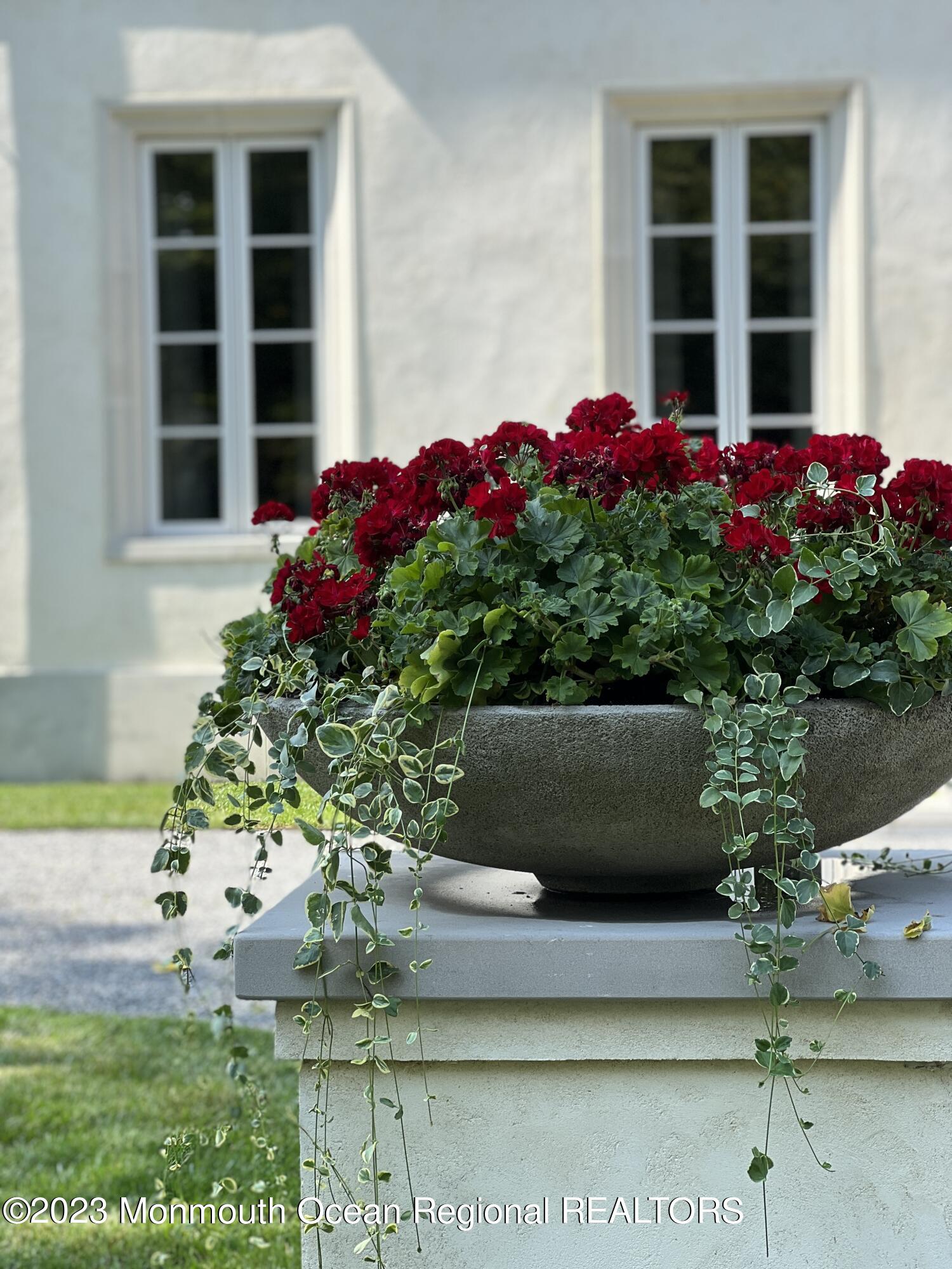 18 Riverside Drive Rumson, NJ 07760 - Photo 3 of 21 Flower Pot IMG_2641