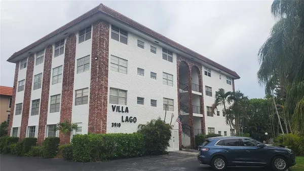 $2,000 | 3910 Crystal Lake Drive, Unit 403, Deerfield Beach, FL 33064