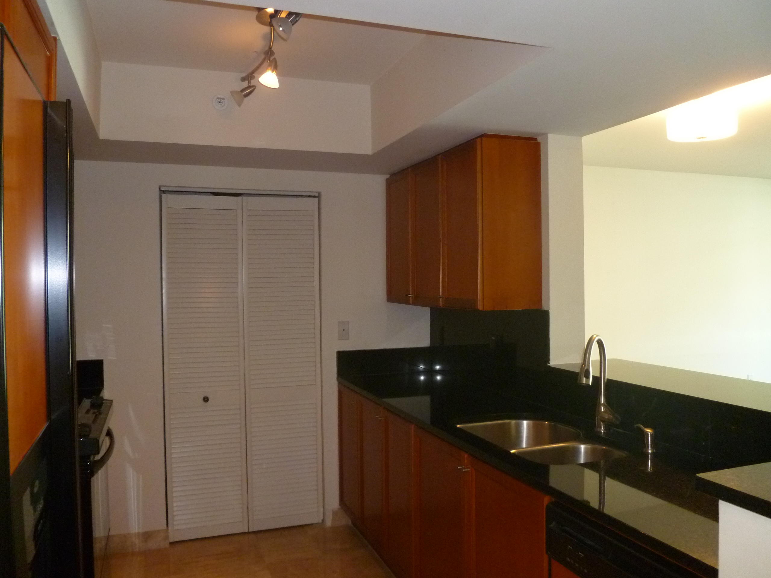 99 Southeast Mizner Boulevard, Unit 712 Boca Raton, FL 33432 - Photo 4 of 35 Kitchen