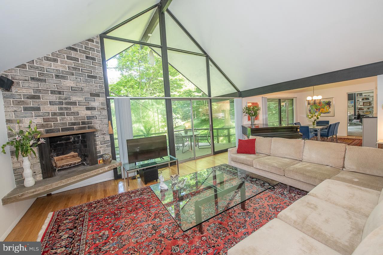 318 Sprague Road Narberth, PA 19072 - Photo 6 of 42 Living Room