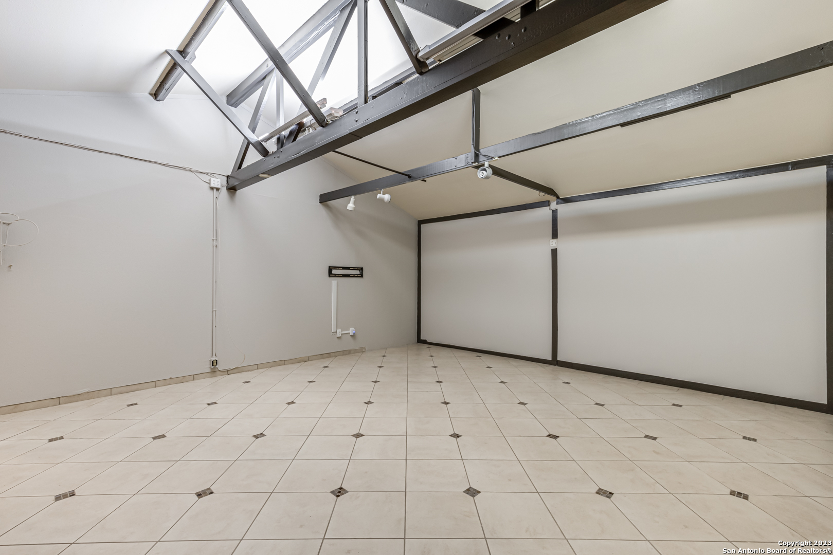 555 Patricia San Antonio, TX 78216 - Photo 18 of 33 a view of garage