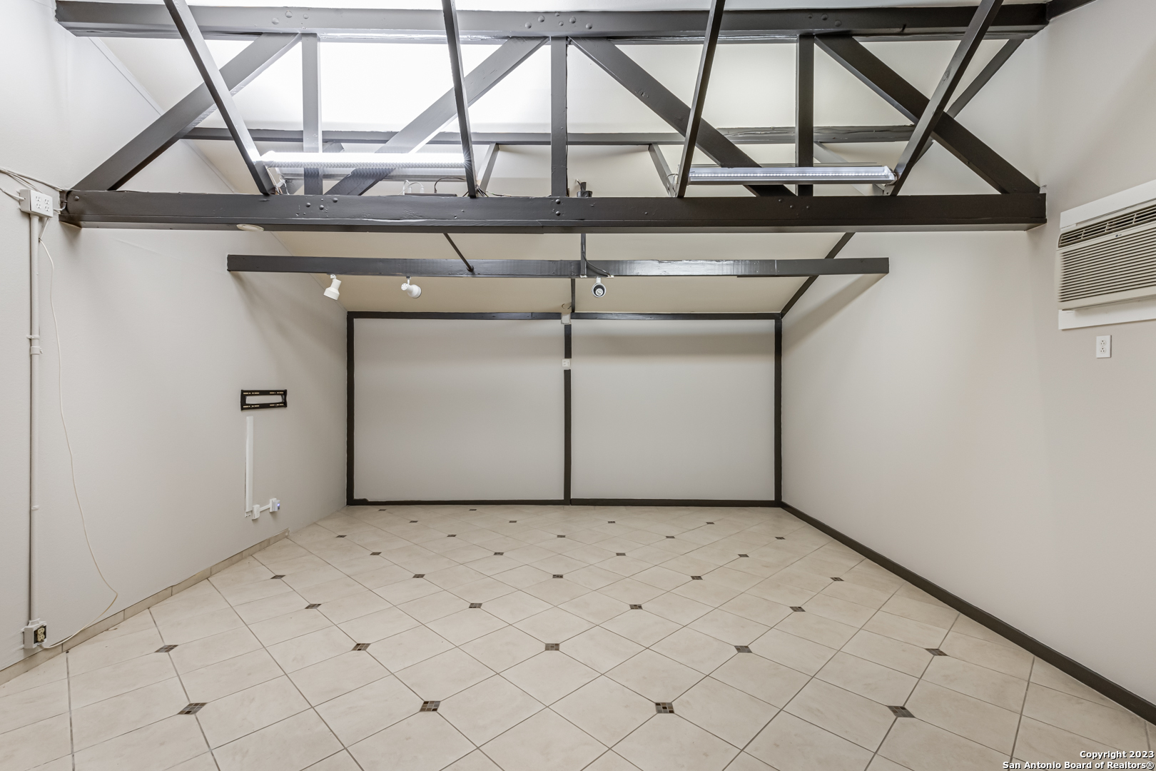 555 Patricia San Antonio, TX 78216 - Photo 19 of 33 a view of a garage