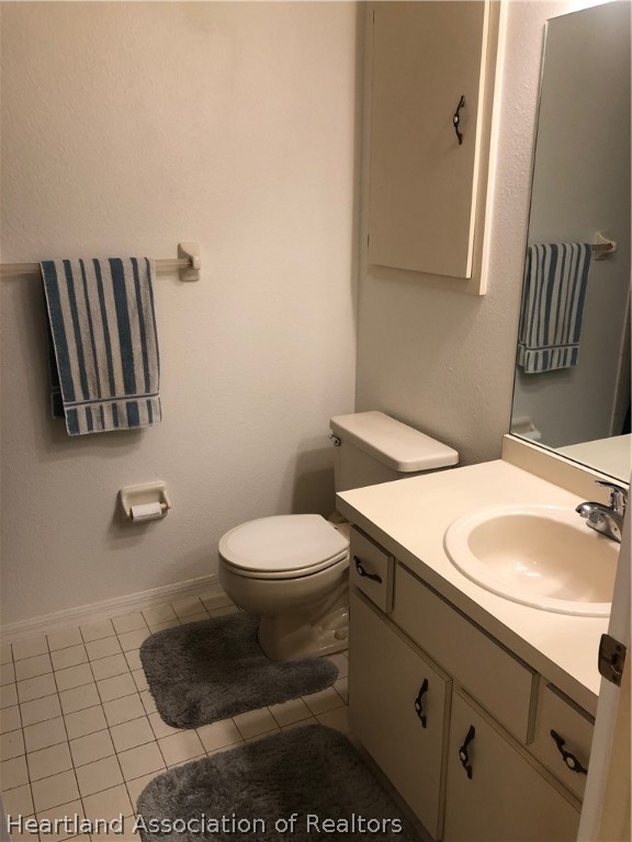 2510 Davis Circle Sebring, FL 33870 - Photo 11 of 23 a bathroom with a sink a toilet and mirror