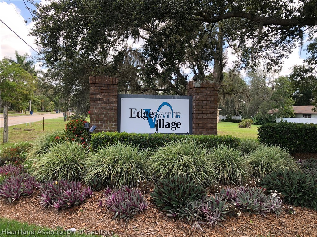2510 Davis Circle Sebring, FL 33870 - Photo 15 of 23 a sign that is sitting in the middle of a park