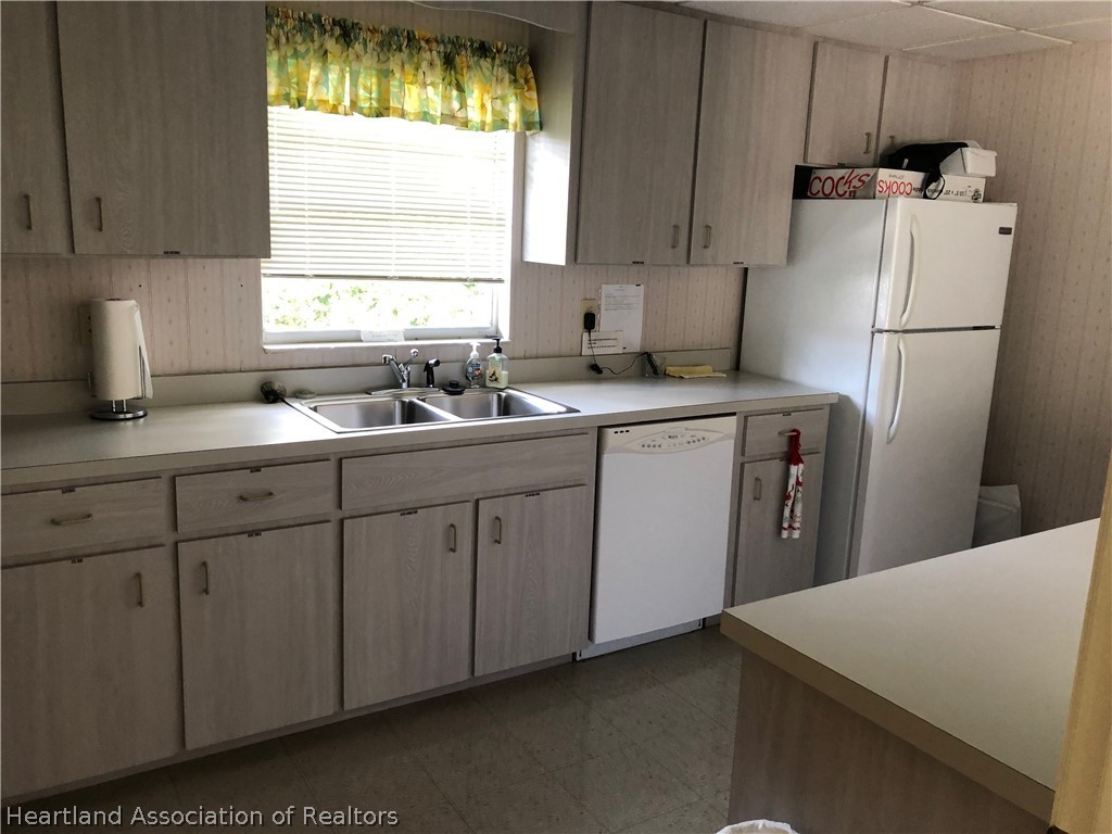 2510 Davis Circle Sebring, FL 33870 - Photo 21 of 23 a kitchen with a sink a refrigerator and window