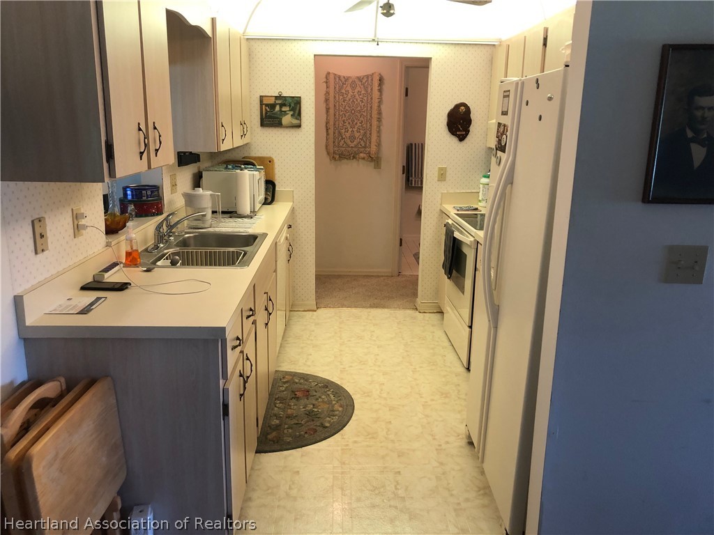 2510 Davis Circle Sebring, FL 33870 - Photo 4 of 23 a bathroom with a sink a tub and a mirror