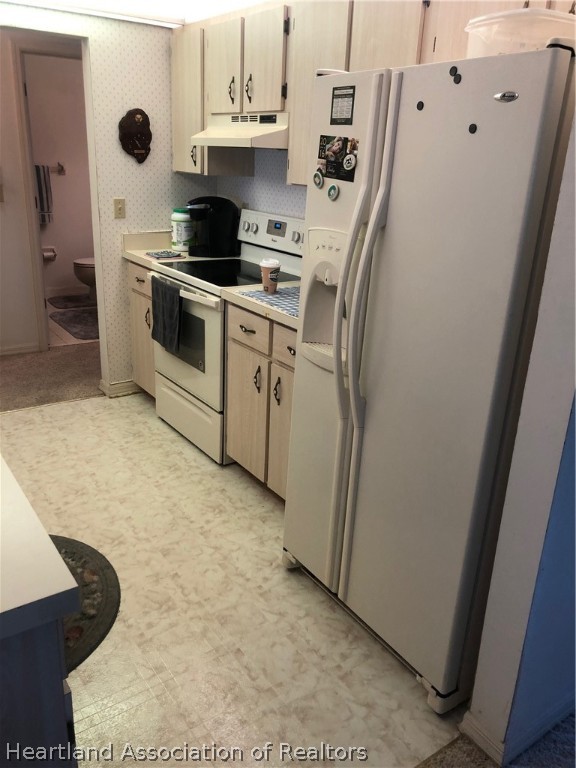 2510 Davis Circle Sebring, FL 33870 - Photo 5 of 23 a kitchen with stainless steel appliances granite countertop a stove a sink and a refrigerator