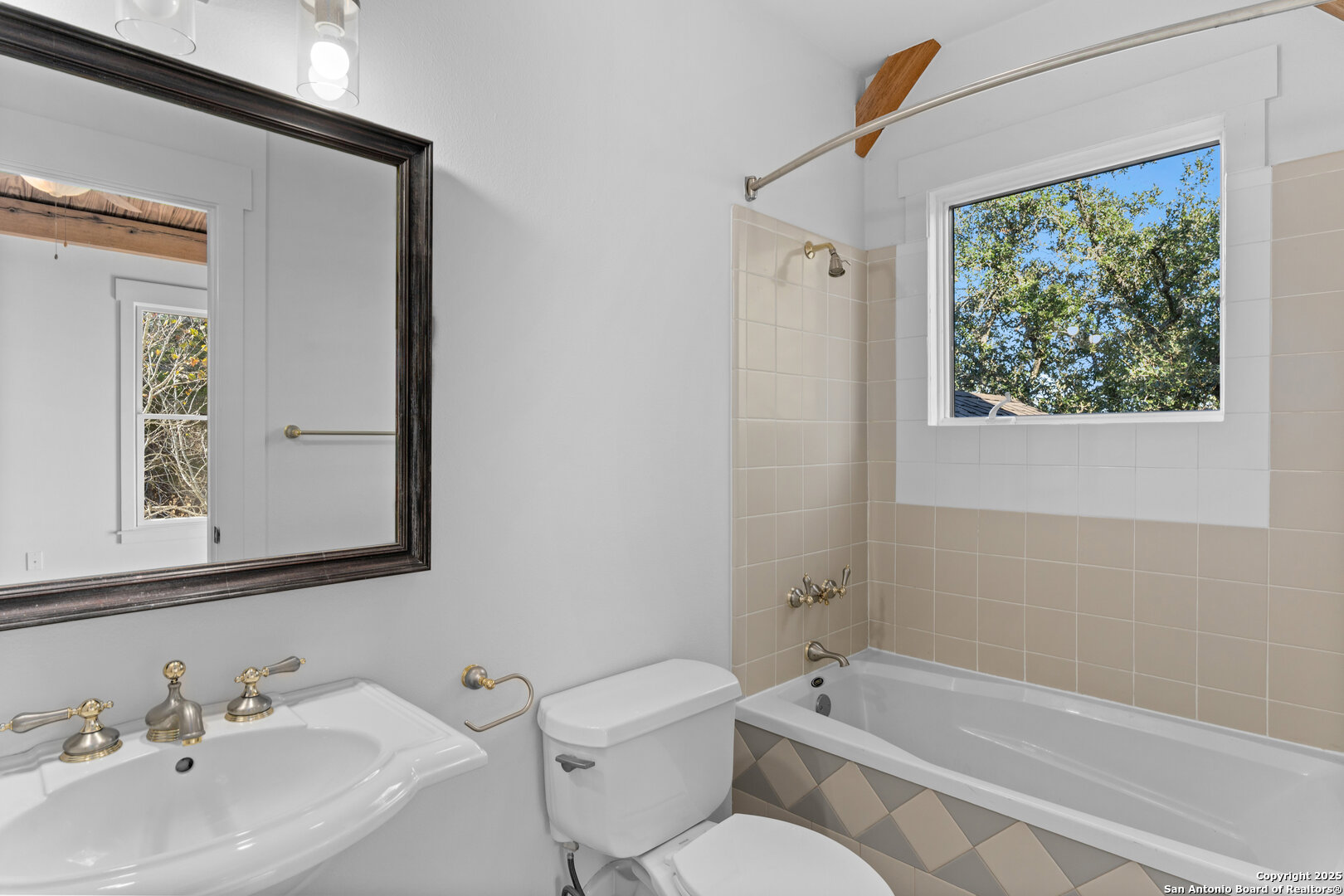 101 Ranch View Boerne, TX 78006 - Photo 49 of 63 a bathroom with a toilet a sink and a bathtub