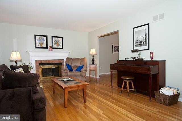 8124 Greeley Boulevard Springfield, VA 22152 - Photo 12 of 30 Living Room