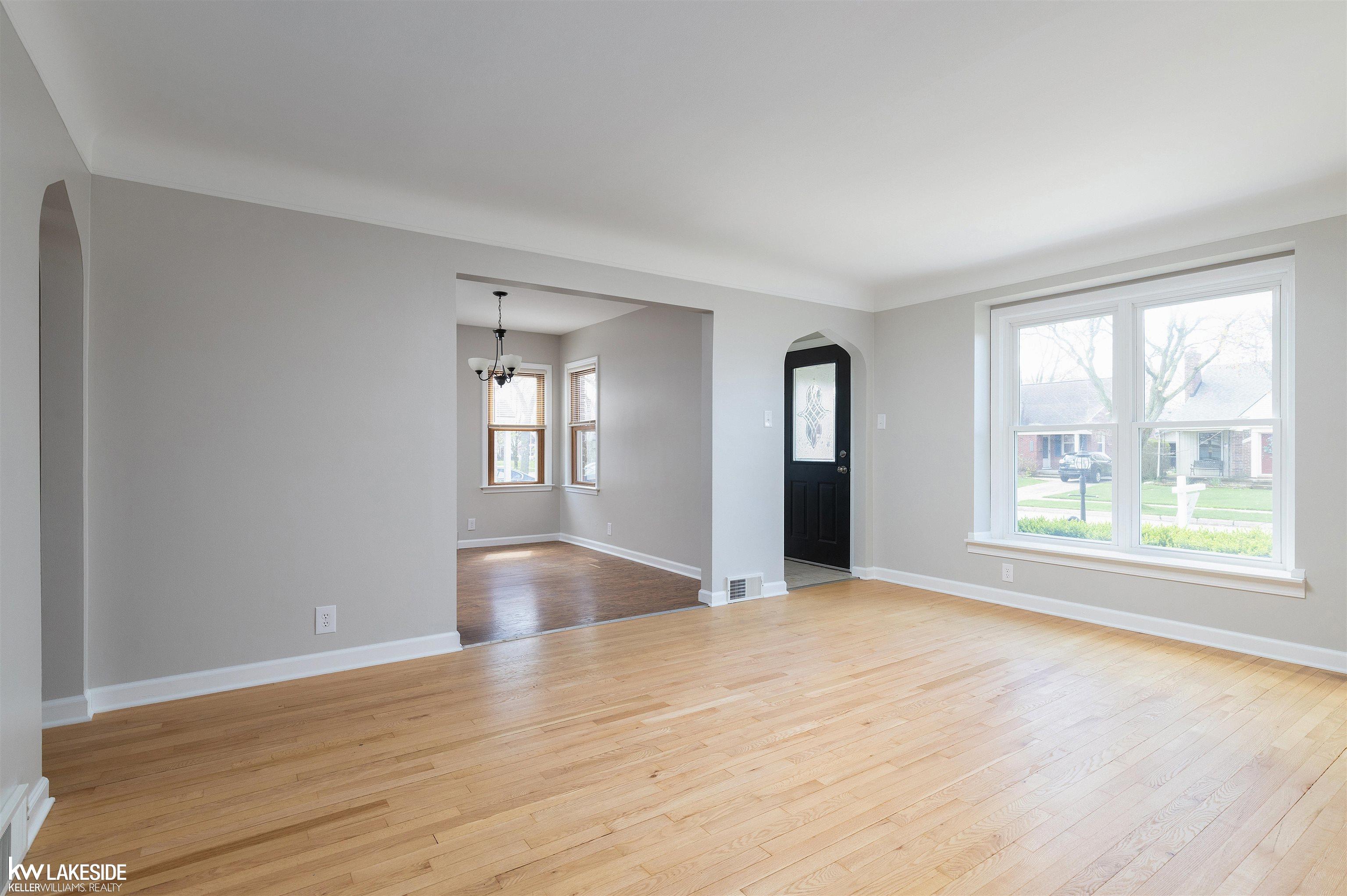 2174 Hawthorne Road Grosse Pointe, MI 48236 - Photo 8 of 43 50139434-32ff51bf-db5b-4c78-b9f5-af8de0d3285b.JPG