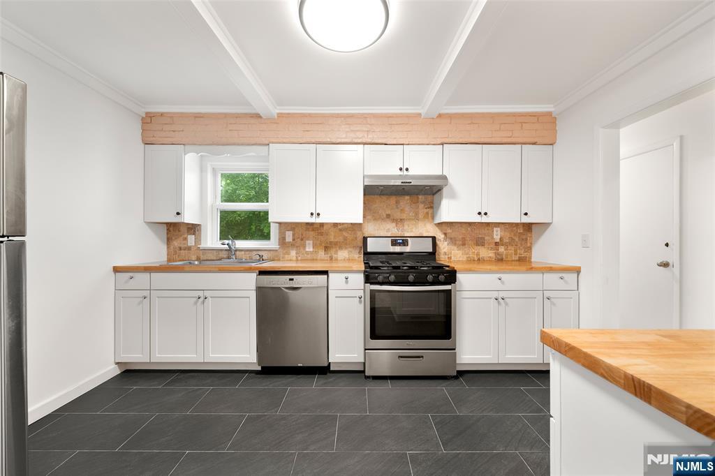 85 Serpentine Road Demarest, NJ 07627 - Photo 5 of 24