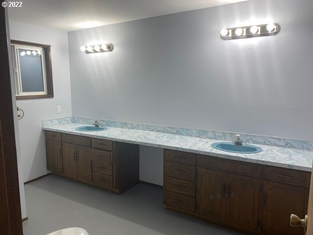 3940 Osage Street Springfield, OR 97478 - Photo 14 of 26 Bathroom
