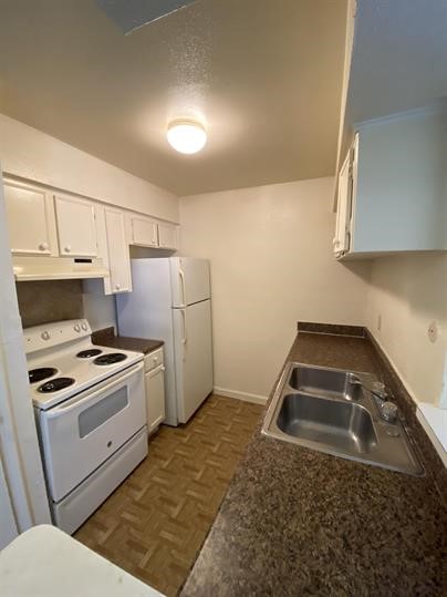 2606 Beatty Street, Unit 133 Houston, TX 77023 - Photo 3 of 12 a kitchen that has a sink and a stove
