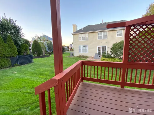 a view of a house with backyard