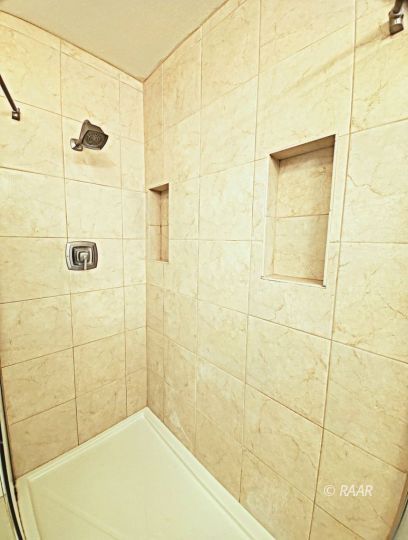 419 South Lorie Ann Street Ridgecrest, CA 93555 - Photo 15 of 27 a bathroom with a shower