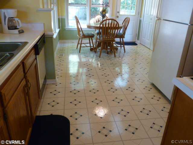 5123 Reids Pointe Road Glen Allen, VA 23060 - Photo 5 of 10 Kitchen - Spacious with Breakfasr Nook (Eat-In Are