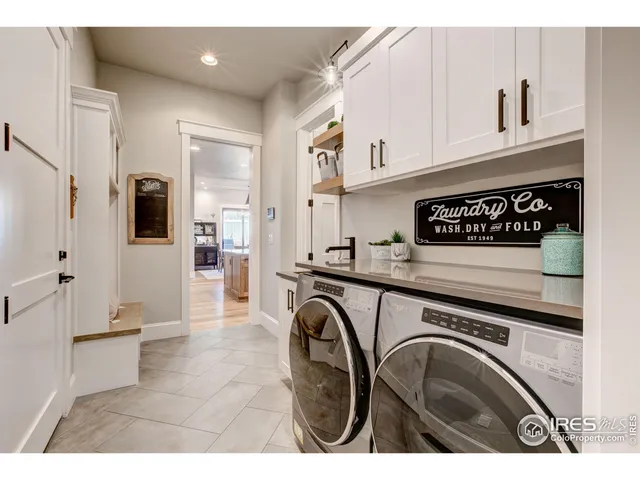 a view of a entryway with washer and dryer