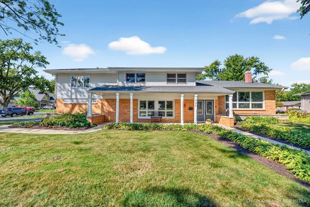$639,900 | 225 Elmwood Drive, Naperville, IL 60540
