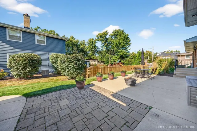 $639,900 | 225 Elmwood Drive, Naperville, IL 60540