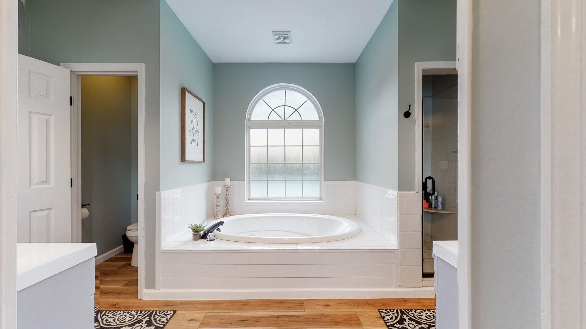 885 Southerland Road Dickson, TN 37055 - Photo 18 of 40 a spacious bathroom with a bathtub and a window