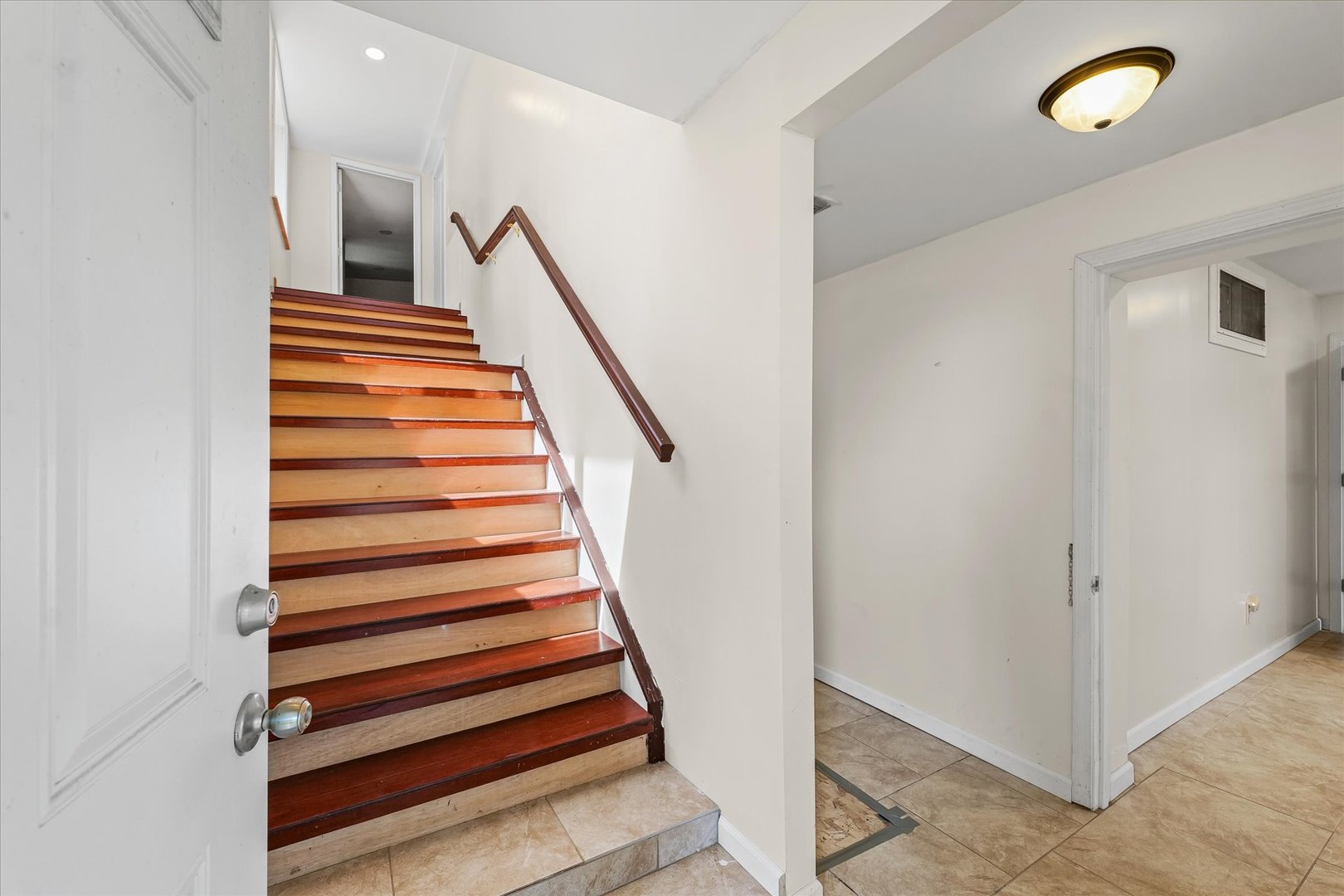 1507 North Ridgeway Avenue Champaign, IL 61821 - Photo 5 of 47 a view of entryway