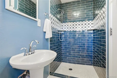 a view of a houses with city street